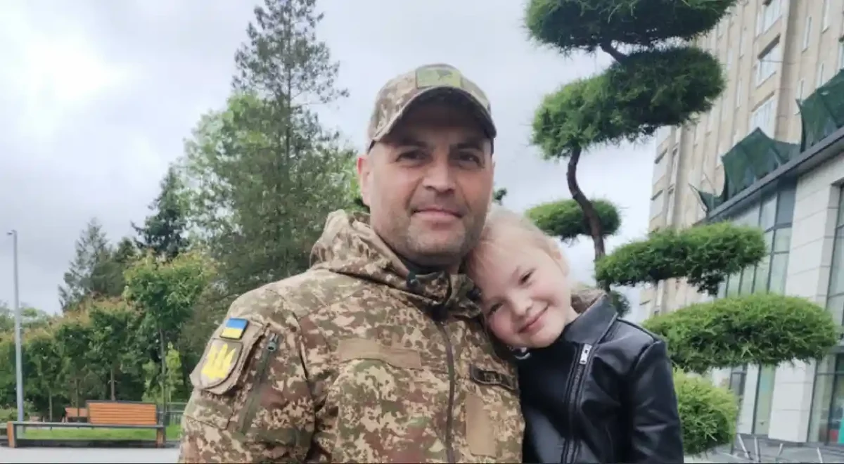 Військовий Володимир Печериця з донькою