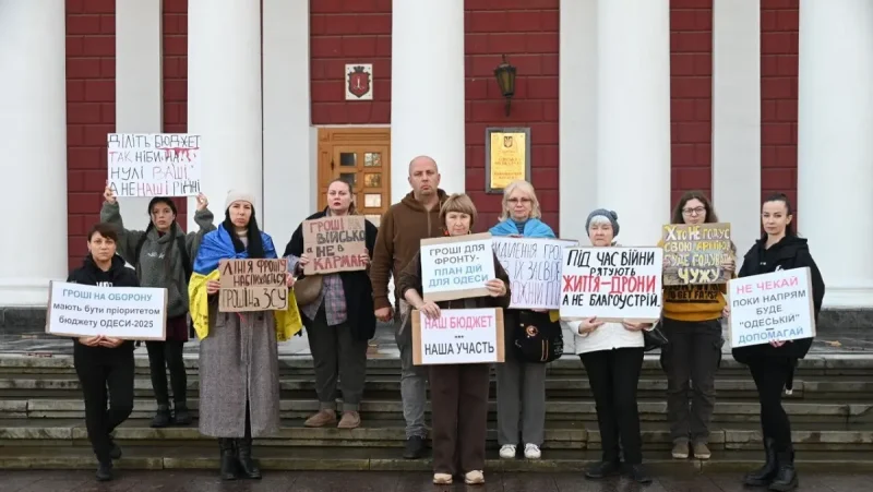 Активисты инициативы «Гроші на ЗСУ» провели очередную акцию у городской военной администрации.