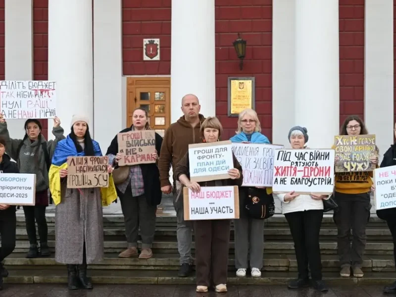Активисты инициативы «Гроші на ЗСУ» провели очередную акцию у городской военной администрации.