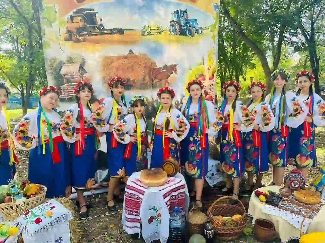 Женщины из ансамбля Азалия, которые занимаются танцами