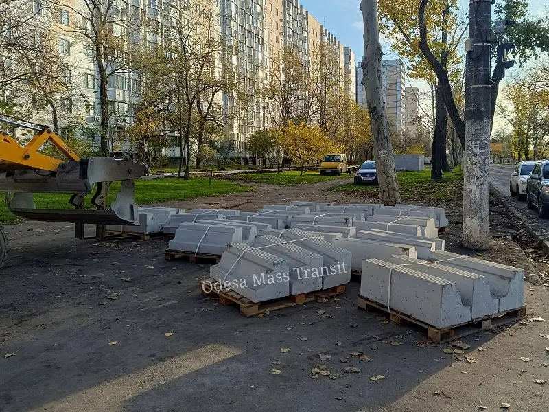 На одесских остановках устанавливают кассельские бордюры