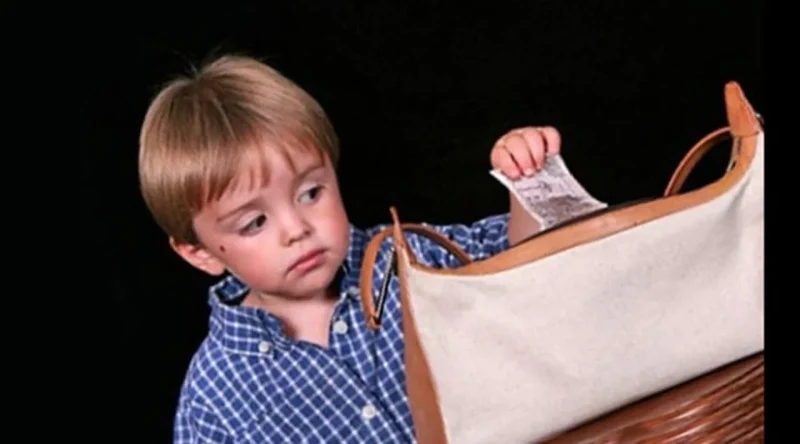 дитина краде