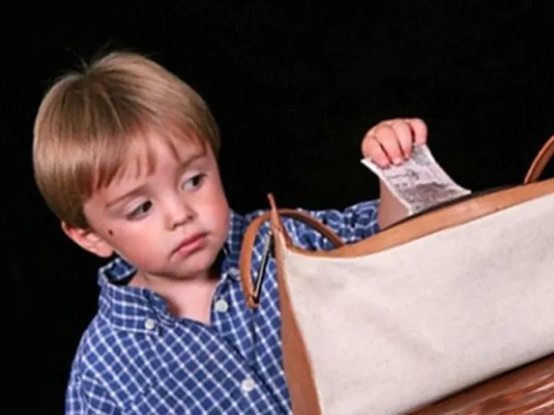 дитина краде