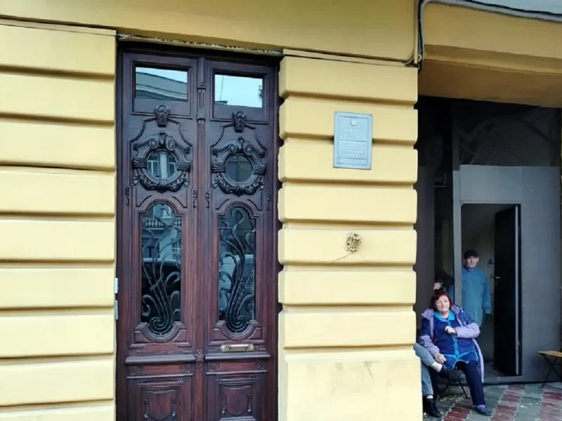 В одеському домі Грінберга відреставрували двері: розглядаємо старовинні деталі (фото)