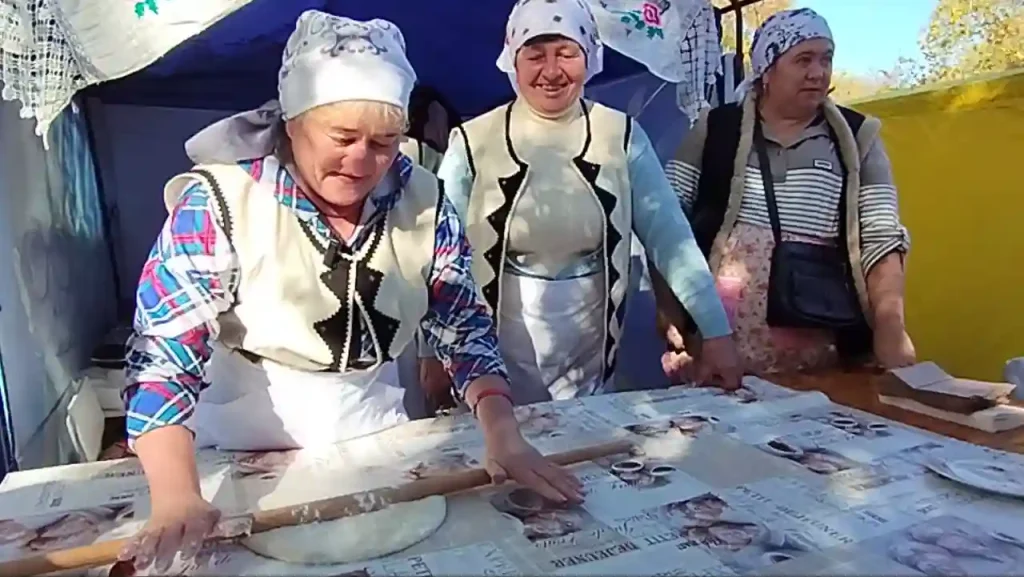 Господині на ярмарку готують блюда національної кухні