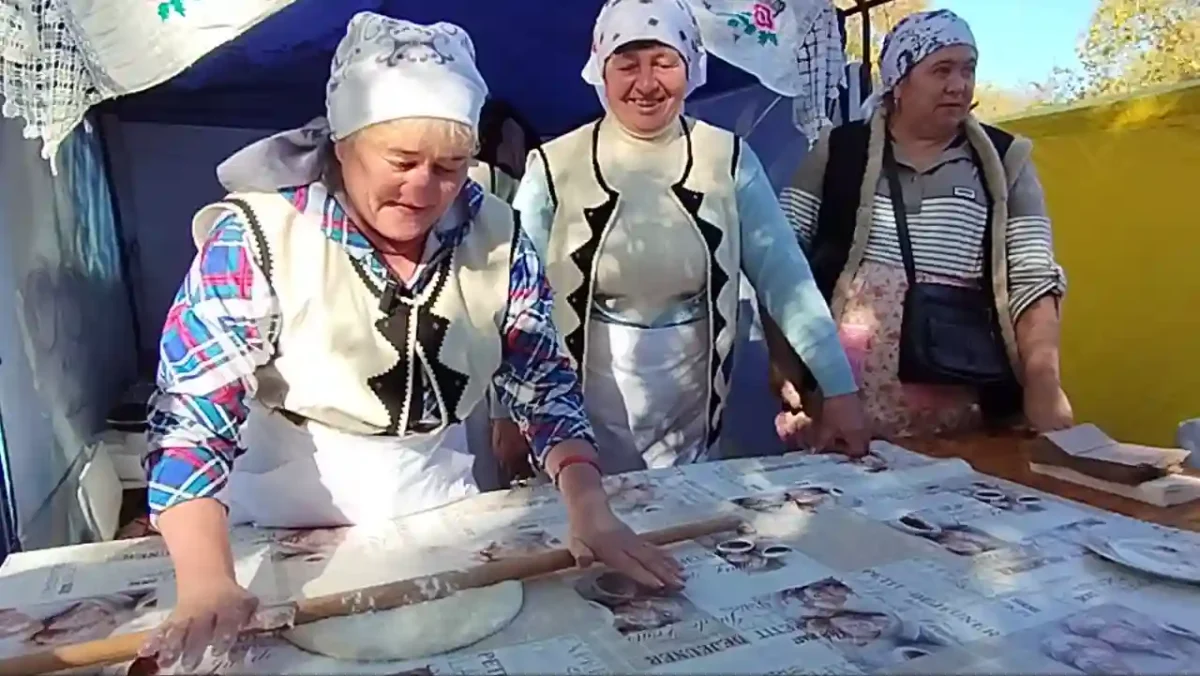 Господині на ярмарку готують блюда національної кухні