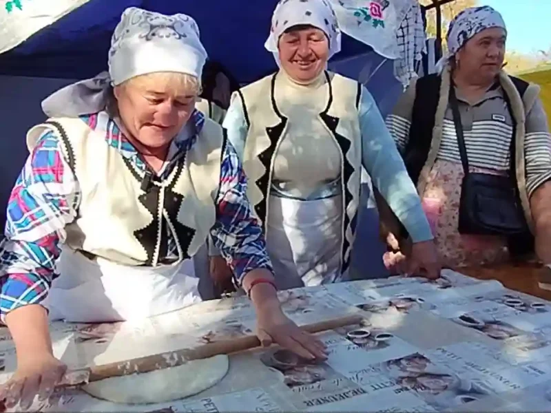 Господині на ярмарку готують блюда національної кухні