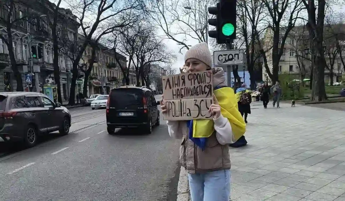 Дівчина з плакатом - Гроші на ЗСУ