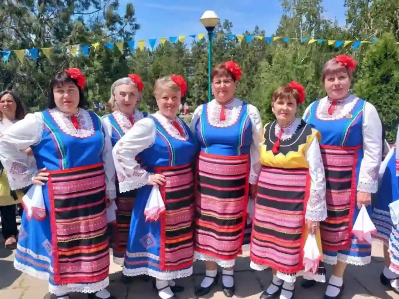 Женщины из ансамбля Гюльмянка, которые занимаются танцами