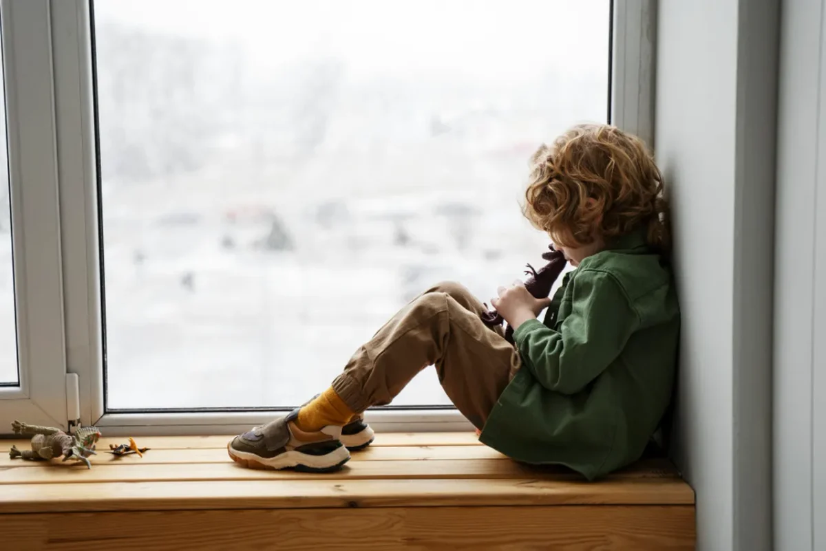 хлопчик біля вікна