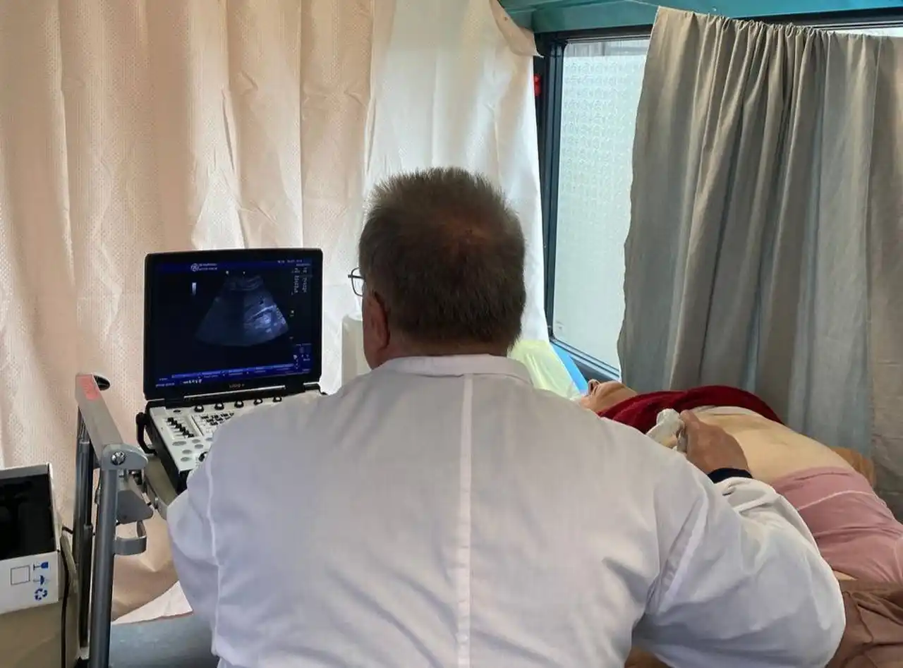 Лікар робить узі у автобусі