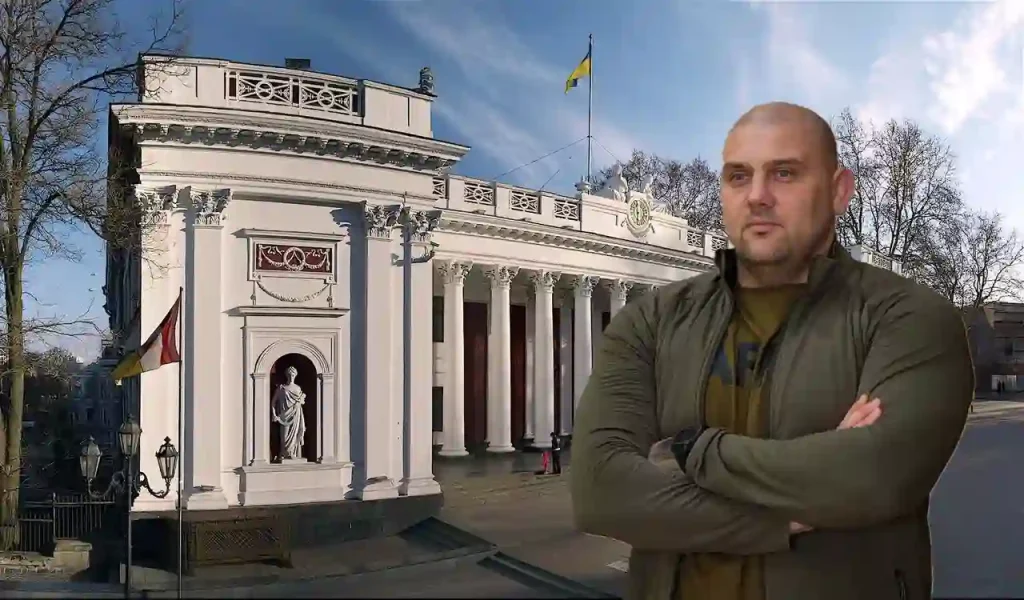 Сергій Лисак на фоні Одеської мерії