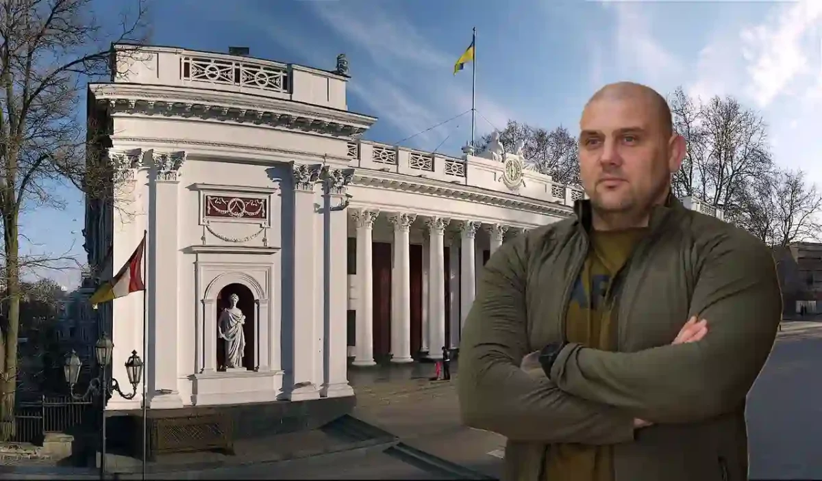 Сергій Лисак на фоні Одеської мерії