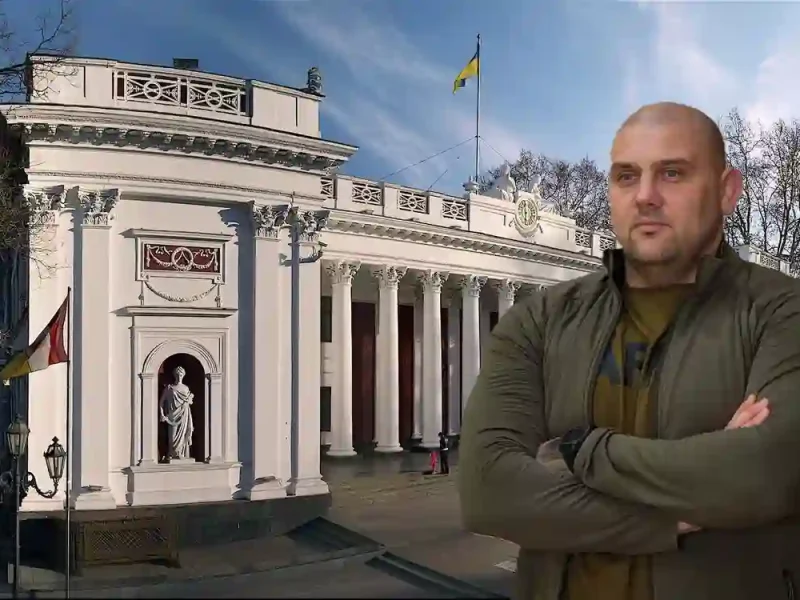 Сергій Лисак на фоні Одеської мерії