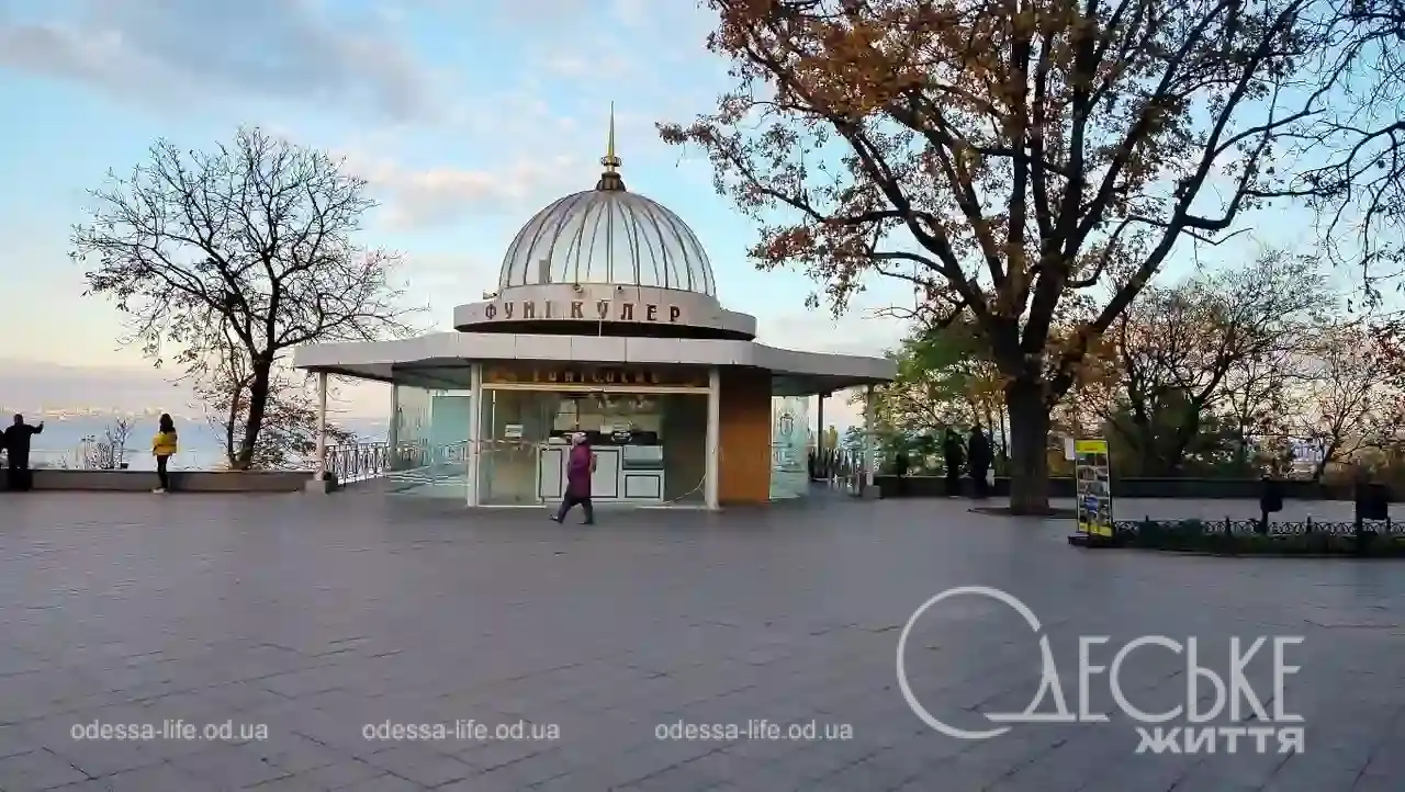 Листопад на Приморському бульварі