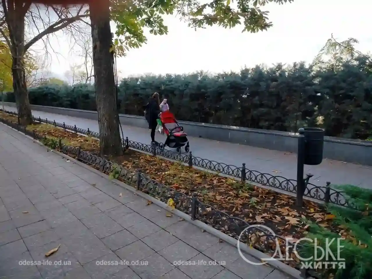 Листопад на Приморському бульварі