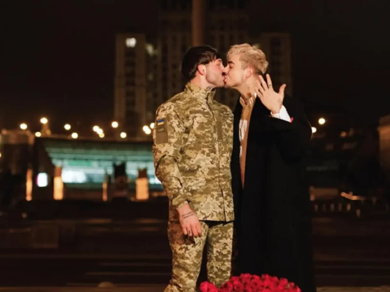 Melovin объявил о помолвке с парамедиком ВСУ: предложение на Майдане