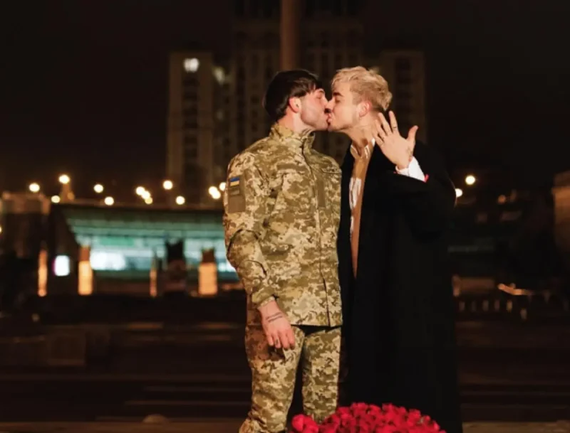 Melovin объявил о помолвке с парамедиком ВСУ: предложение на Майдане