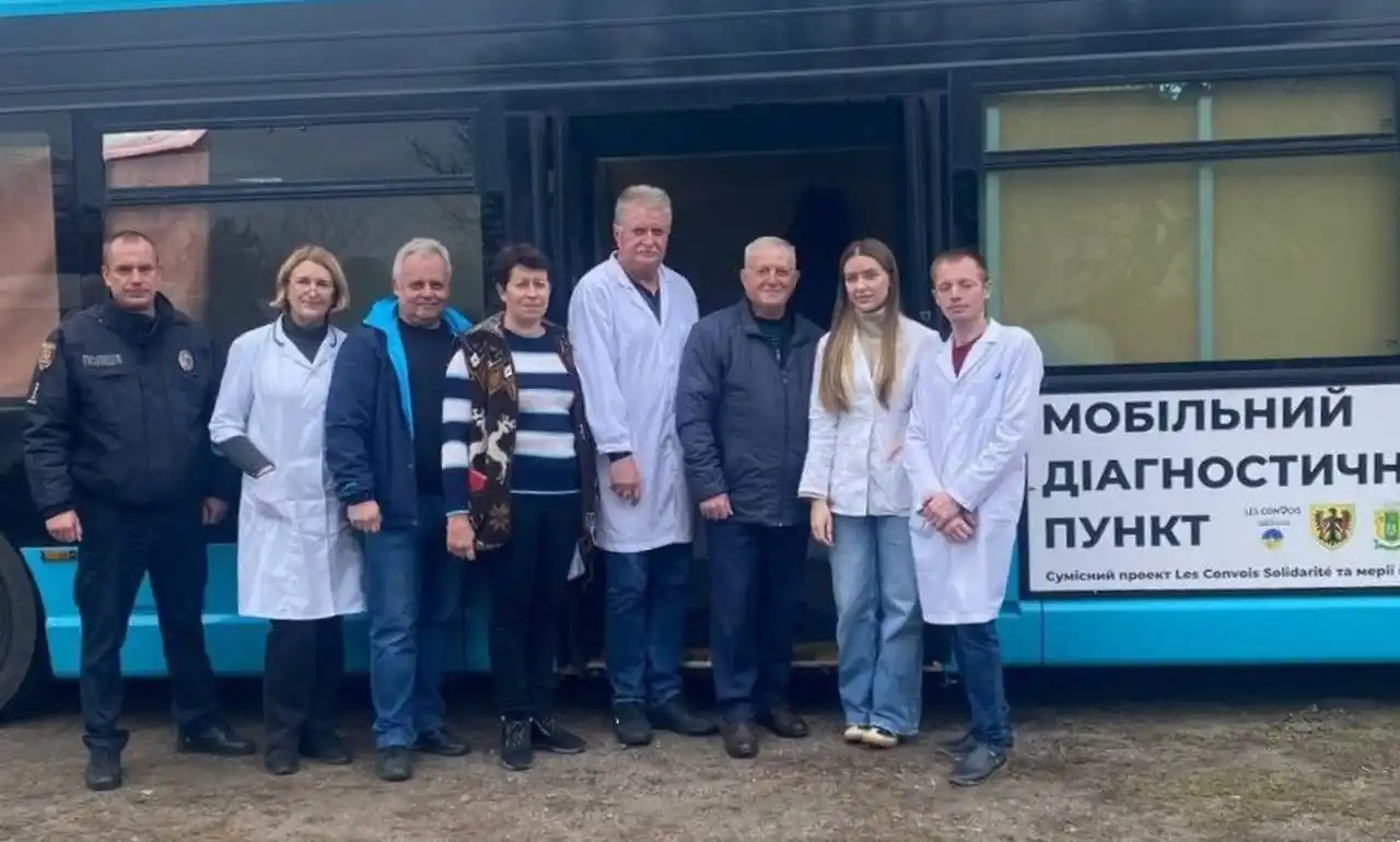 Медики біля своєї мобільної лікарні в автобусі