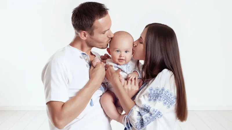 Новонароджений з батьками