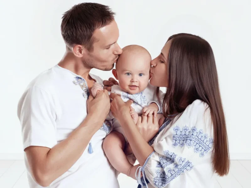 Новонароджений з батьками