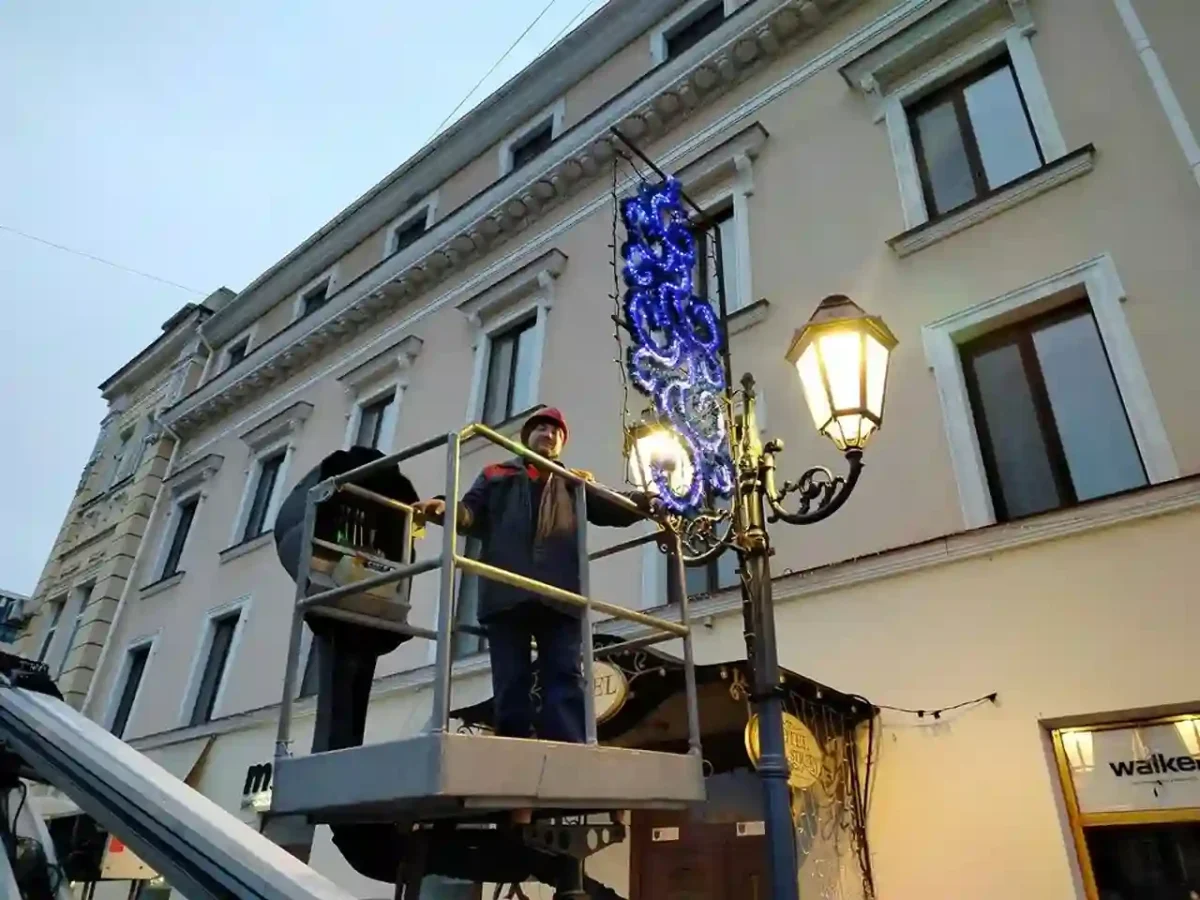 Одесу прикрашають до зимових свят