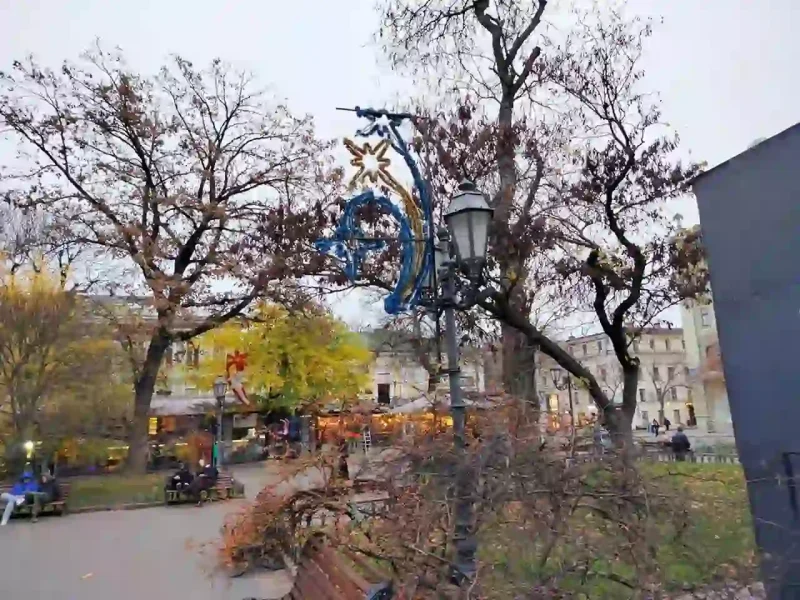 Одесу прикрашають до зимових свят