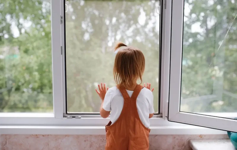 ребенок выпал из окна
