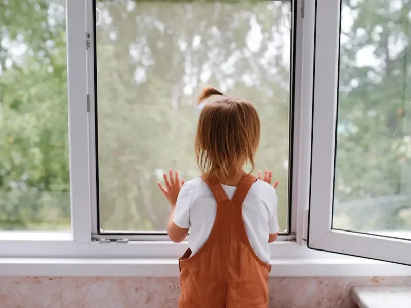 дитина випала з вікна