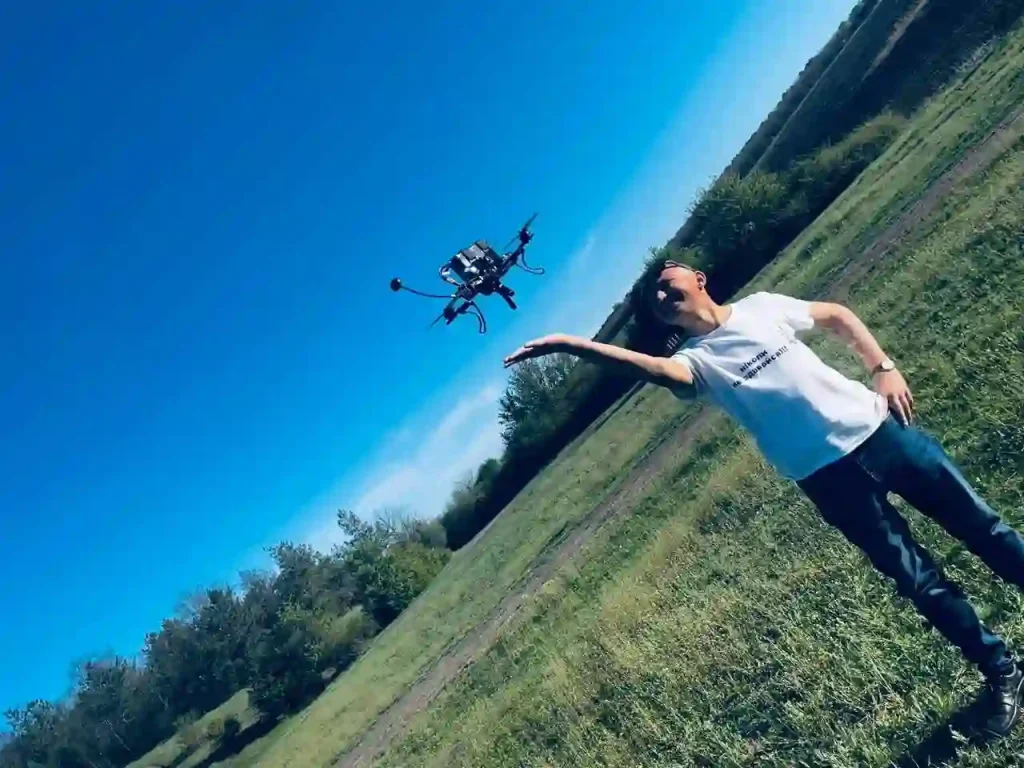 Чоловік запускає д
рон