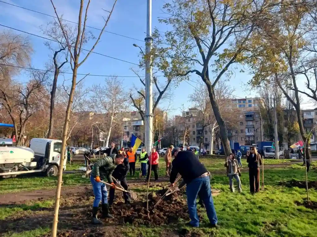 В самом молодом парке Одессы высадили сотни деревьев (фото)
