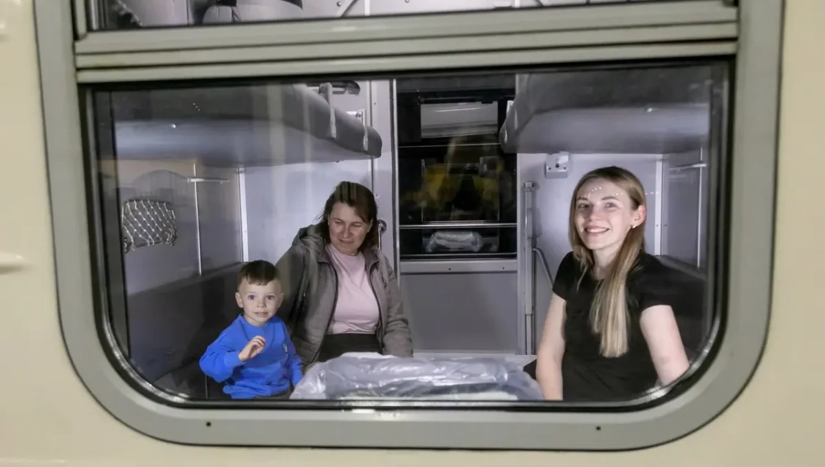 Родина їде потягом Київ- Бухарест