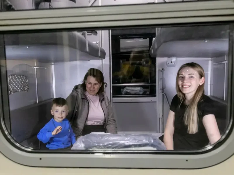 Родина їде потягом Київ- Бухарест