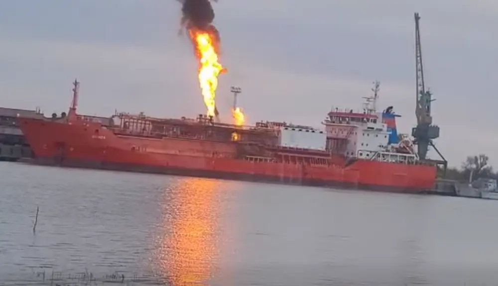 горит танкер