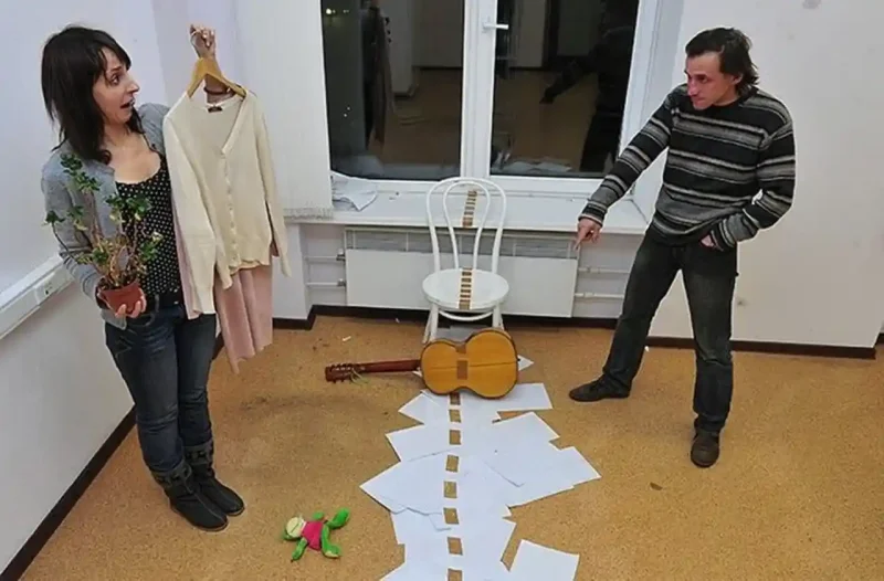 Жінка та чоловік ділять житло