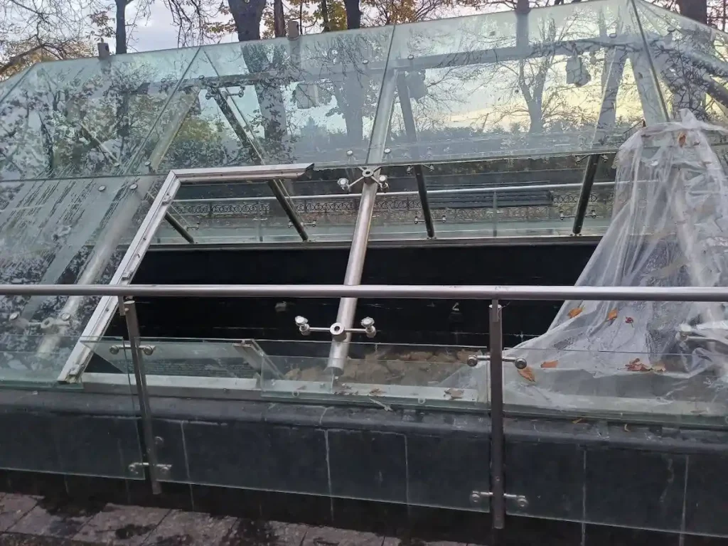 разбито стекло пирамиды-музея