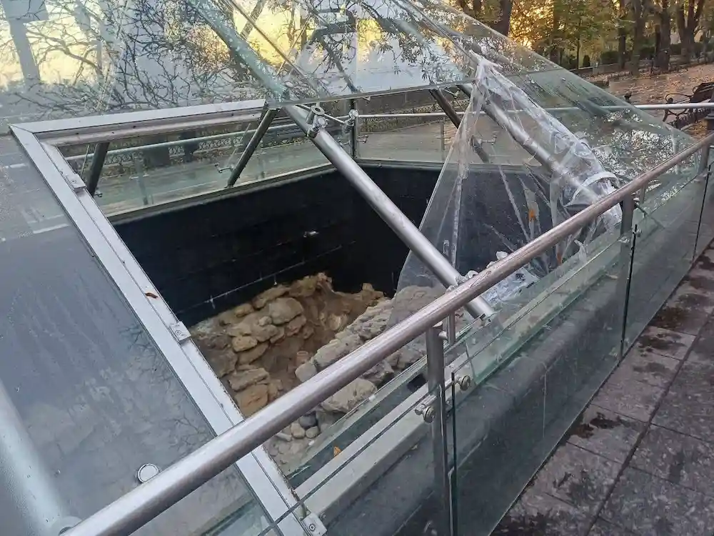 разбито стекло пирамиды-музея