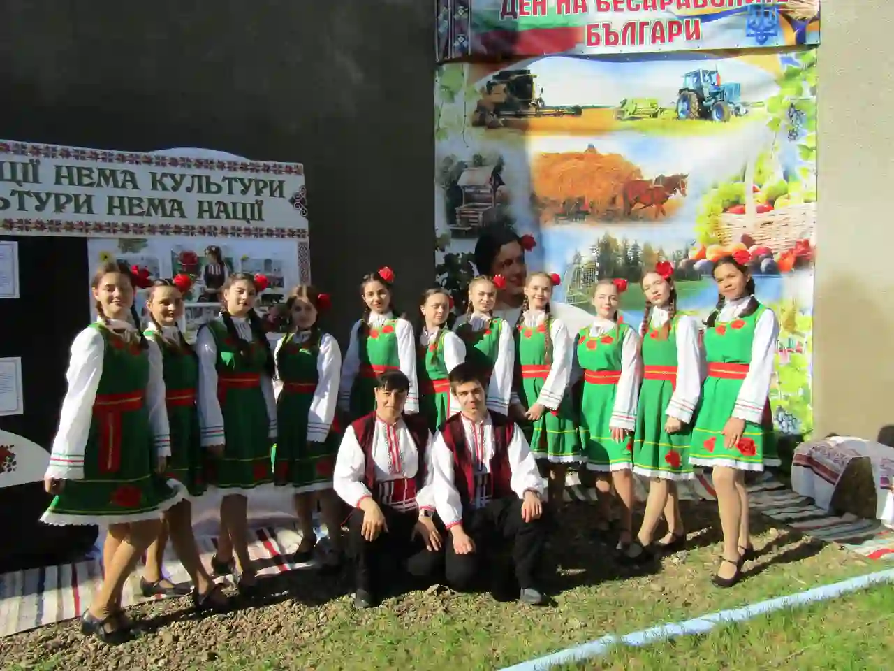 Женщины из ансамбля Талисман, которые занимаются танцами