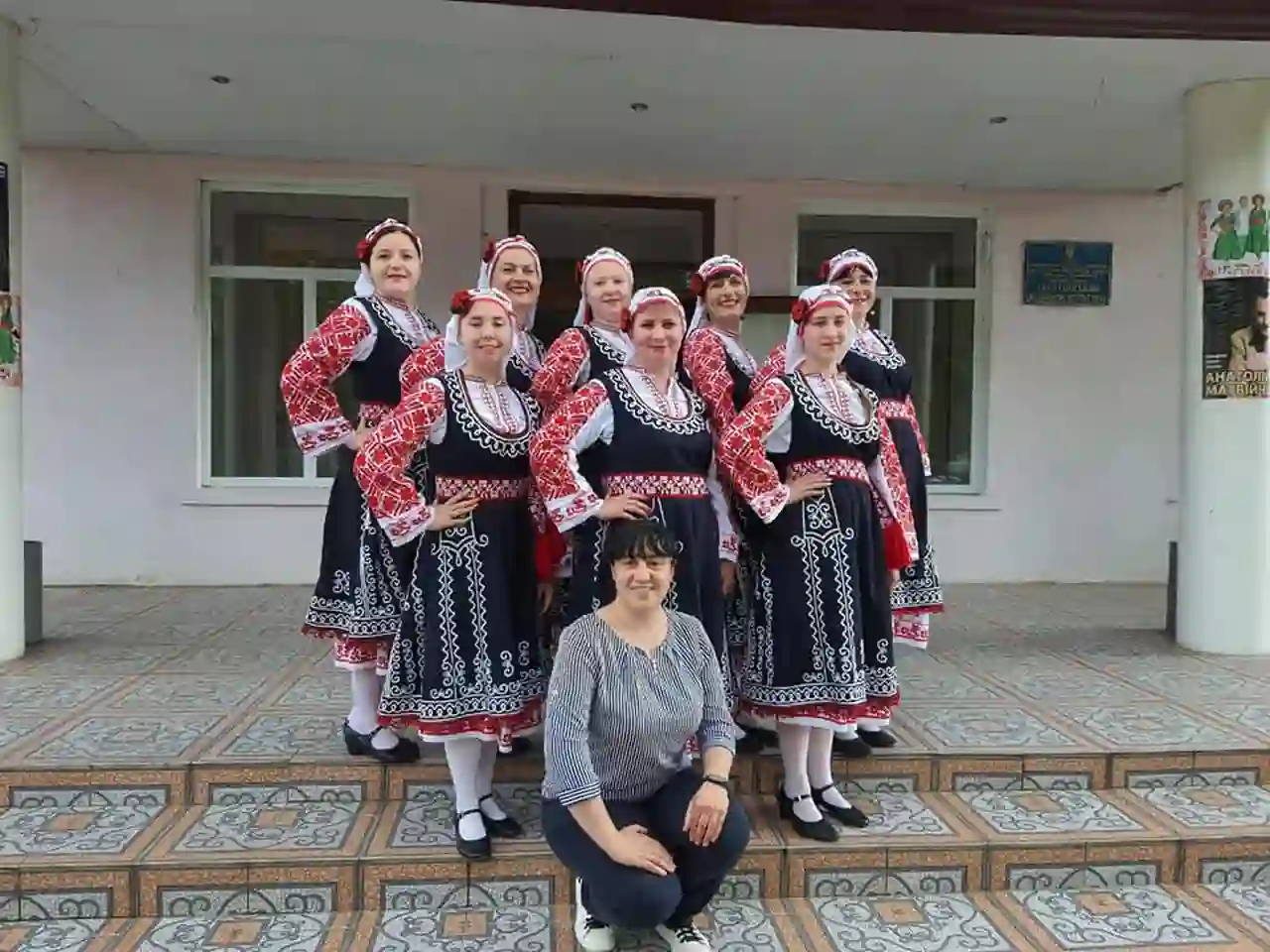 Женщины из ансамбля Талисман, которые занимаются танцами