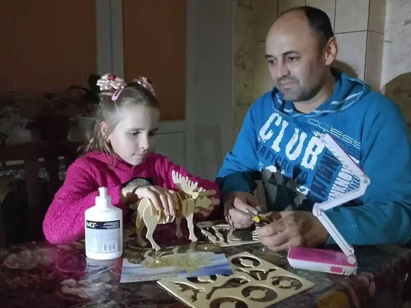 Тато з донькою збирають пазл