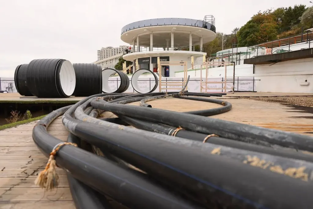 Спасают от подтоплений: в Аркадии начали подводный ремонт аварийного коллектора