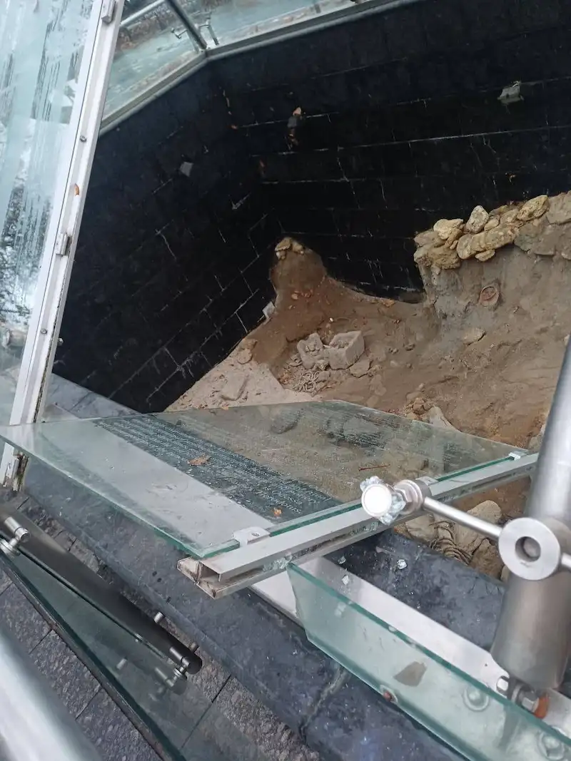 разбито стекло пирамиды-музея