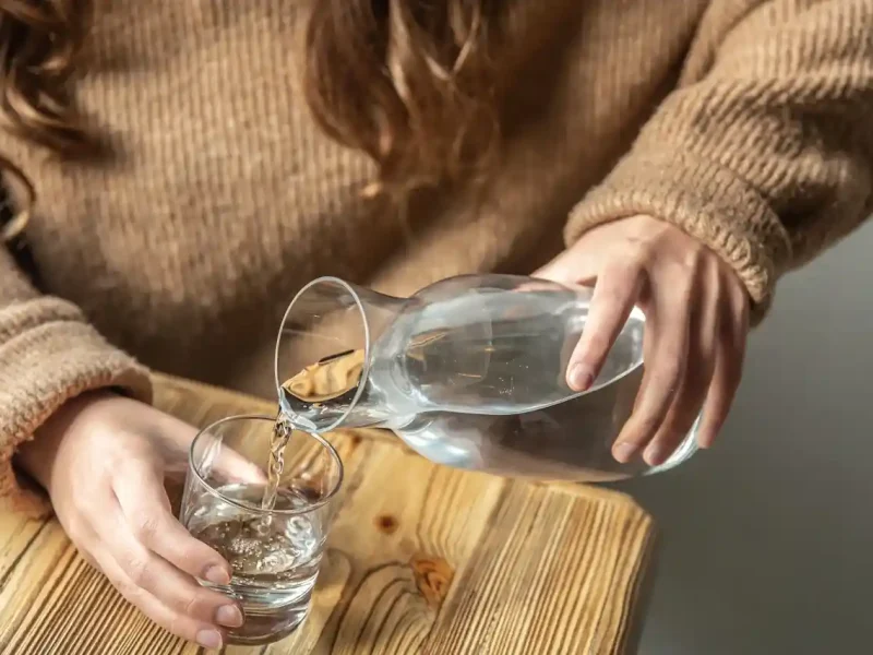 Жінка наливає воду