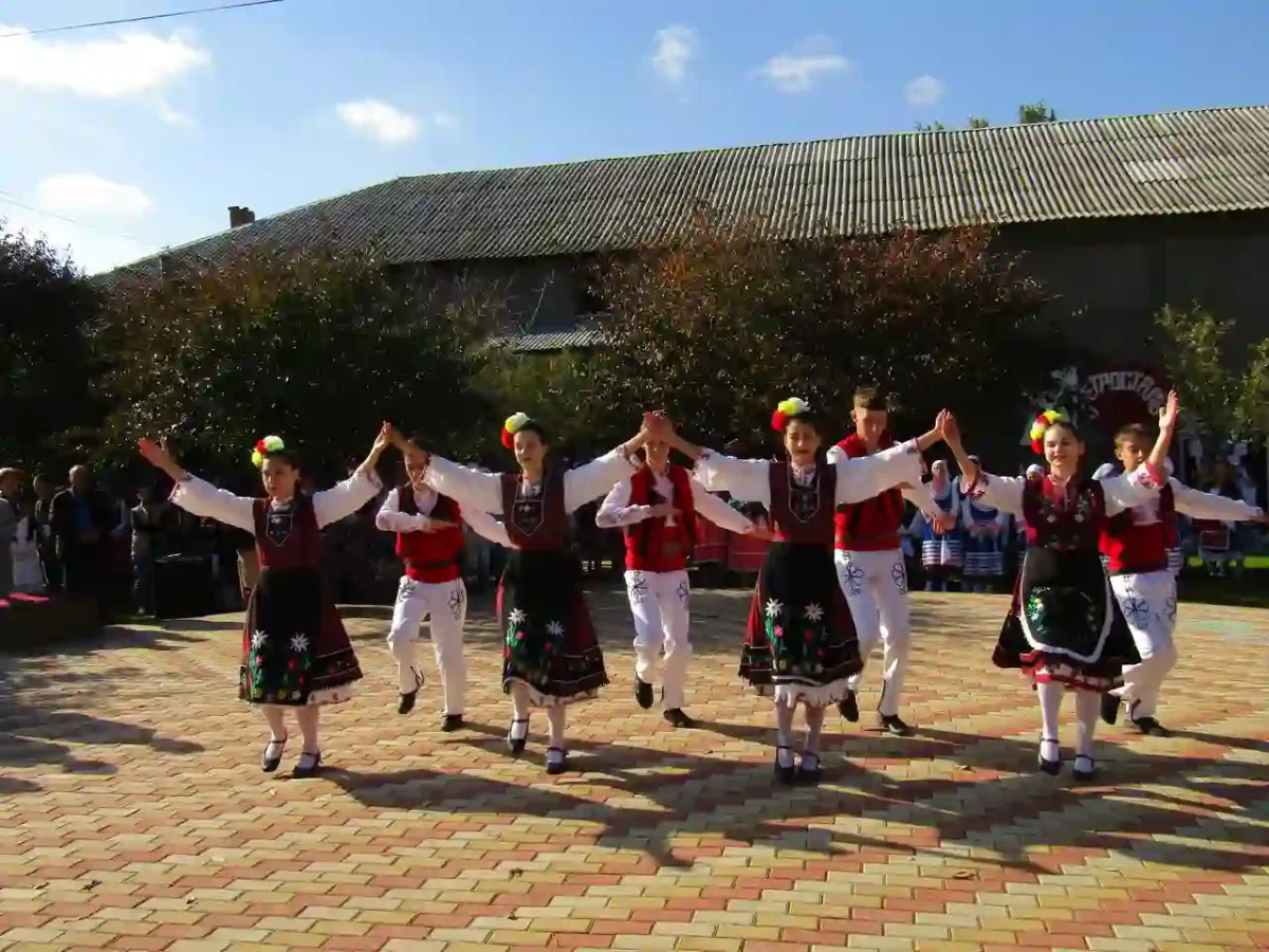 Жінки з ансамблю Вазраждане, які займаються танцями