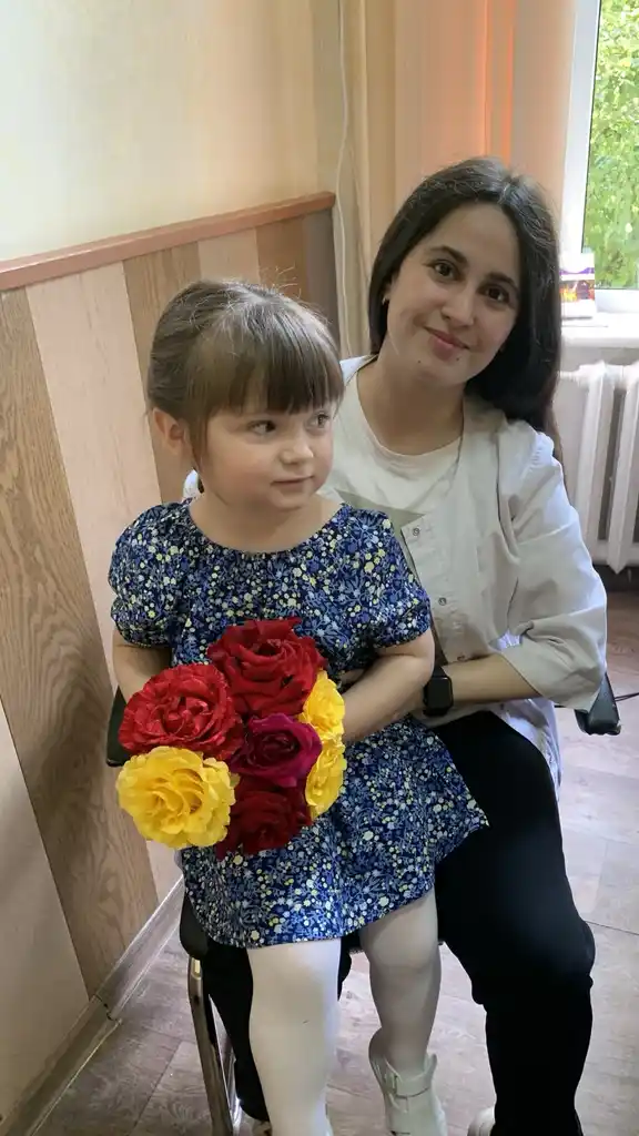 Лікарка Сіма Перієва з маленькою пацієнткою