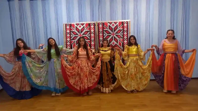 Роми танцюють