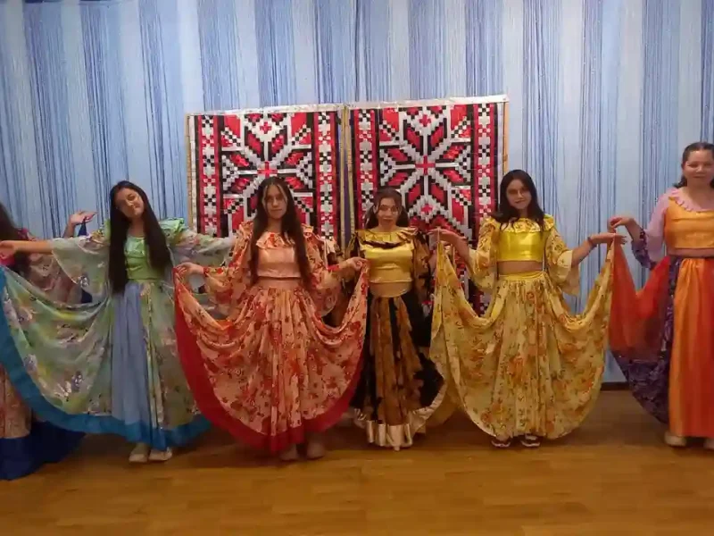 Роми танцюють