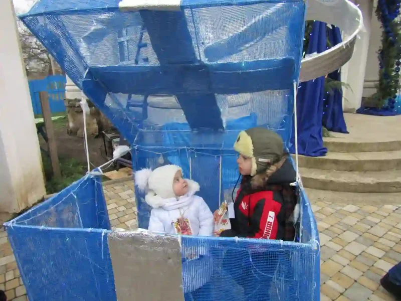 Діти граються у резиденції Миколая