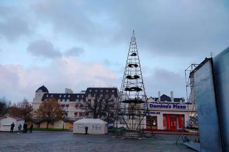 Каркас елки на Греческой площади