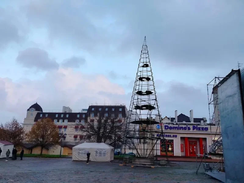 Каркас елки на Греческой площади